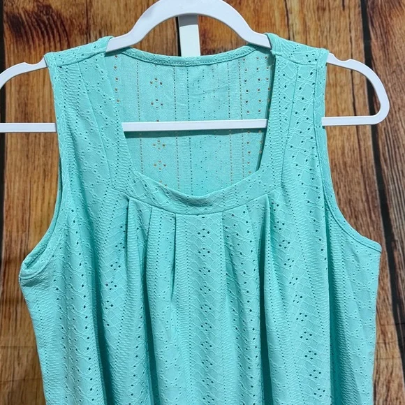 🚨(4/$10) Sleeveless Square Neckline Blouse Size L - Picture 3 of 4